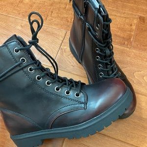 Leather boots, size 8, black purple color